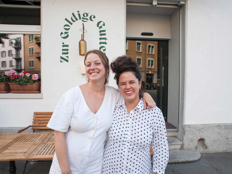 Seit November gibt es an der Zürcher Langstrasse «Supertoasts». Hinter der neuen All-Day-Eatery namens «Roter Delfin» stecken unter anderem die «Falstaff Wirtinnen des Jahres» Meret Diener und Linda Hüsser.
