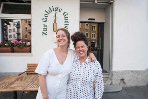 Seit November gibt es an der Zürcher Langstrasse «Supertoasts». Hinter der neuen All-Day-Eatery namens «Roter Delfin» stecken unter anderem die «Falstaff Wirtinnen des Jahres» Meret Diener und Linda Hüsser.
