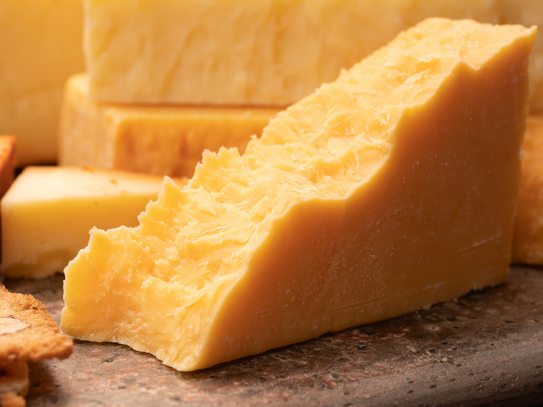 Junger Cheddar ist mild, weich und leicht cremig. Mit zunehmender Reife wird sein Geschmack herber und der Käseteig brüchiger, durchsetzt mit aromatischen Kalziumlaktat-Kristallen. 