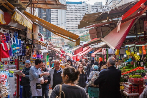 Der Carmel Market ist der älteste und größte Obst- und Gemüsemarkt in Tel Aviv. Frische Früchte, etwa saftige Granatäpfel, gibt es 
hier an jeder Ecke.