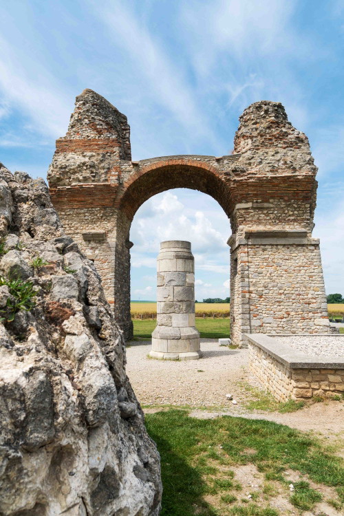 Das Heidentor in Carnuntum aus dem 4. Jahrhundert n. Chr. ist das weithin sichtbare Symbol für das römische Erbe in der Region.