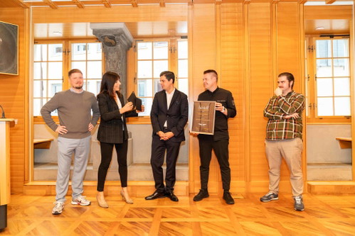 «Widder»-Chef Stefan Heilemann und Sommlier Stefano Petta nahmen die Auszeichnung für das Hotelrestaurant des Jahres entgegen.