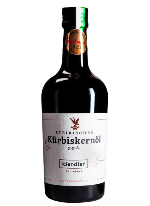 Das steirische Kürbiskernöl der Ölmühle Kiendler ist eine naturbelassene Spezialität.