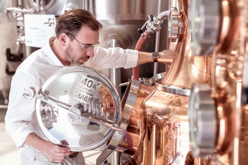 Geschäftsführer Alexander Krauser legt bei der Herstellung seines Gins viel Wert auf Handarbeit.