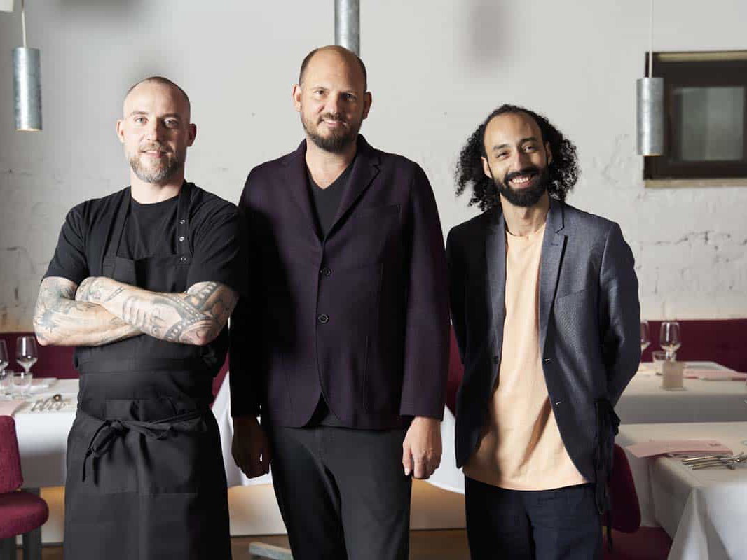 v.l.n.r.: Küchenchef Nicholas Hahn, Restaurantleiter Dada Daoud, »Cookie« Gründer Heinz Gindullis
