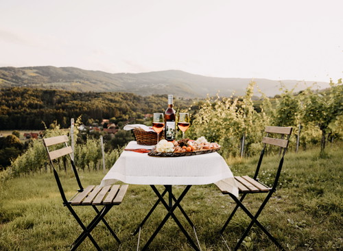 Zum Wein gehört eine zünftige Brettljause dazu. Die Vorgeschichte des Schmankerls ist jedenfalls spannend.