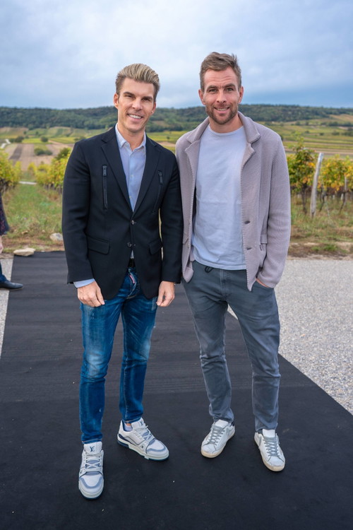 33 Jahre Weingut Hillinger Jubiläum, Weingut Leo Hillinger, Jois, Burgenland, 17.10.2023,
- 
Florian GSCHWANDTNER, Benjamin KARL
