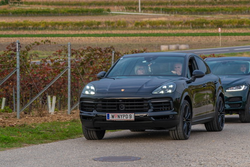 33 Jahre Weingut Hillinger Jubiläum, Weingut Leo Hillinger, Jois, Burgenland, 17.10.2023,
- 
Hans KRANKL mit Ehefrau Josephine im Auto (Porsche)