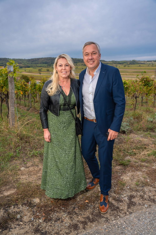 33 Jahre Weingut Hillinger Jubiläum, Weingut Leo Hillinger, Jois, Burgenland, 17.10.2023,
- 
Fritz STOBL mit Ehefrau Bettina