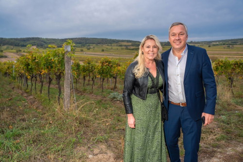 33 Jahre Weingut Hillinger Jubiläum, Weingut Leo Hillinger, Jois, Burgenland, 17.10.2023,
- 
Fritz STOBL mit Ehefrau Bettina