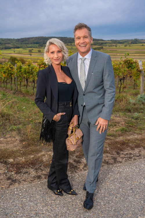 33 Jahre Weingut Hillinger Jubiläum, Weingut Leo Hillinger, Jois, Burgenland, 17.10.2023,
- 
Armin ASSINGER mit Ehefrau Sandra