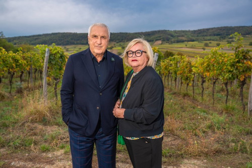 33 Jahre Weingut Hillinger Jubiläum, Weingut Leo Hillinger, Jois, Burgenland, 17.10.2023,
- 
Hans KRANKL mit Ehefrau Josephine