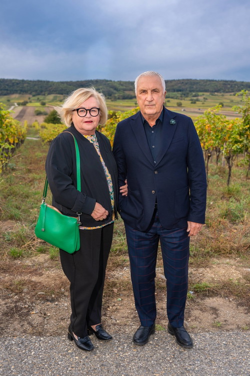 33 Jahre Weingut Hillinger Jubiläum, Weingut Leo Hillinger, Jois, Burgenland, 17.10.2023,
- 
Hans KRANKL mit Ehefrau Josephine