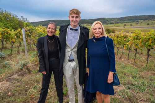 33 Jahre Weingut Hillinger Jubiläum, Weingut Leo Hillinger, Jois, Burgenland, 17.10.2023,
- 
Shirley RETZER, Ingrid FLICK, Leo (Jack) HILLINGER jun.