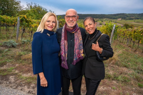 33 Jahre Weingut Hillinger Jubiläum, Weingut Leo Hillinger, Jois, Burgenland, 17.10.2023,
- 
Ingrid FLICK, Otto und Shirley RETZER