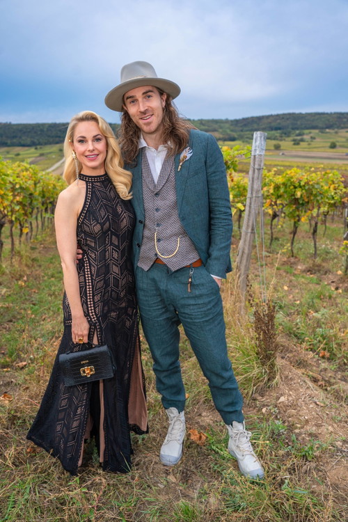 33 Jahre Weingut Hillinger Jubiläum, Weingut Leo Hillinger, Jois, Burgenland, 17.10.2023,
- 
Silvia SCHNEIDER mit Freund Jamie HARRISON