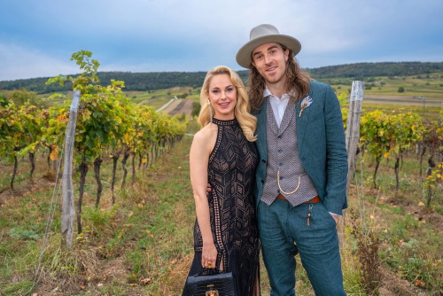 33 Jahre Weingut Hillinger Jubiläum, Weingut Leo Hillinger, Jois, Burgenland, 17.10.2023,
- 
Silvia SCHNEIDER mit Freund Jamie HARRISON