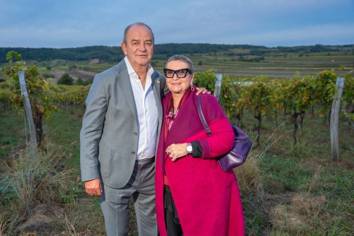 33 Jahre Weingut Hillinger Jubiläum, Weingut Leo Hillinger, Jois, Burgenland, 17.10.2023,
- 
Herbert PROHASKA mit Ehefrau Elisabeth