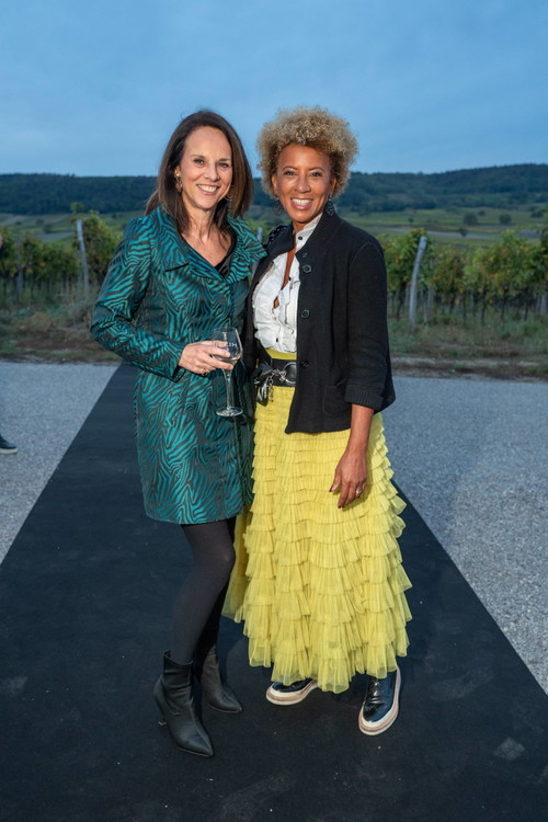 33 Jahre Weingut Hillinger Jubiläum, Weingut Leo Hillinger, Jois, Burgenland, 17.10.2023,
- 
Arabella KIESBAUER, Vera RUSSWURM