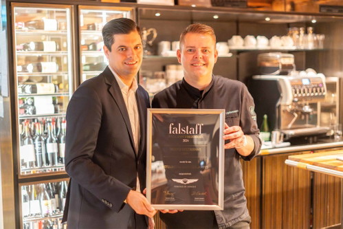 Sommlier Stefano Petta mit «Widder»-Chef Stefan Heilemann.