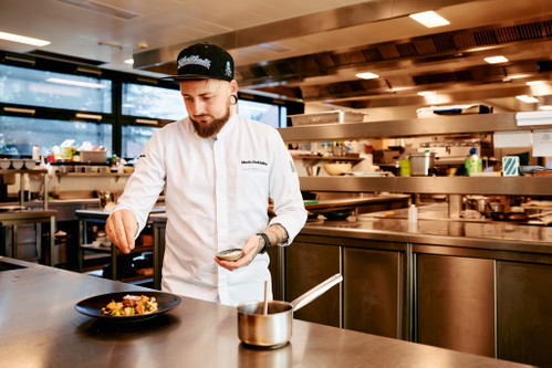 Martin Steinkeller ist Küchenchef im Steirerschlössl und verleiht steirischen Klassikern einen internationalen Touch. 
