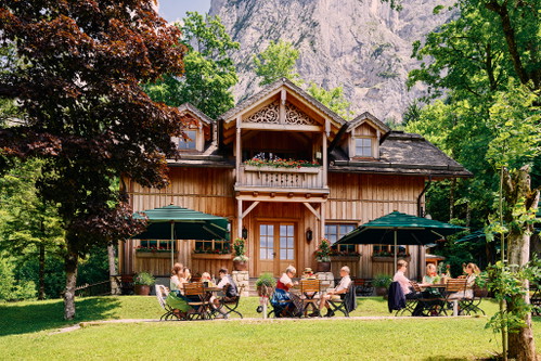 Die »Seewiese Altaussee« ist eines der außergewöhnlichen Häuser von »Tauroa«, das heißt »beflügelnde Orte«. Die besondere Jausenstation verbindet herzliche Gastlichkeit mit stimmiger Kulinarik am »Steirischen Tintenfassl« (Altausseer See).
