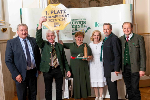 Christine und Robert Faßwald (2.v.l.) sind Kürbiskernöl-Champions 2023/24. Es gratulieren: Kammerdirektor Werner Brugner (rechts), Reinhold Zötsch – Geschäftsführer der Gemeinschaft Steirisches Kürbiskernöl (2.v.r), Star-Jurorin und Spitzköchin Johanna Maier (3.v.r.) und Obmann Franz Labugger (links)