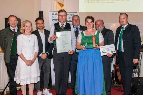 Herausragender 2. Platz für Marlies und Reinhard Walter (Mitte). Es gratulieren: Kammerdirektor Werner Brugner (links), Star-Jurorin und Spitzköchin Johanna Maier (2.v.l.), Obmann Franz Labugger (4.v.r), Paul Kiendler – Sprecher der Ölmühlen in der Wirtschaftskammer (2.v.r.) und Reinhold Zötsch – Geschäftsführer der Gemeinschaft Steirisches Kürbiskernöl (rechts)