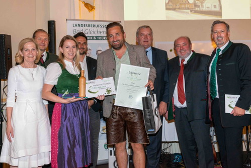 Strahlende Dritt-Platzierte Natascha und Josef Kowald mit ihren Gratulanten: Kammerdirektor Werner Brugner (2.v.l.), Star-Jurorin und Spitzköchin Johanna Maier (links), Obmann Franz Labugger (3.v.r.), Paul Kiendler – Sprecher der Ölmühlen in der Wirtschaftskammer (2.v.r.) und Reinhold Zötsch – Geschäftsführer der Gemeinschaft Steirisches Kürbiskernöl (rechts)