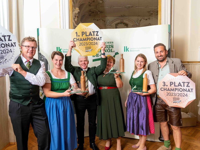 Die strahlenden Kürbiskernöl-Champions 2023/24 v.l.n.r.: Reinhard und Marlies Walter, Robert und Christine Faßwald, Natascha und Josef Kowald