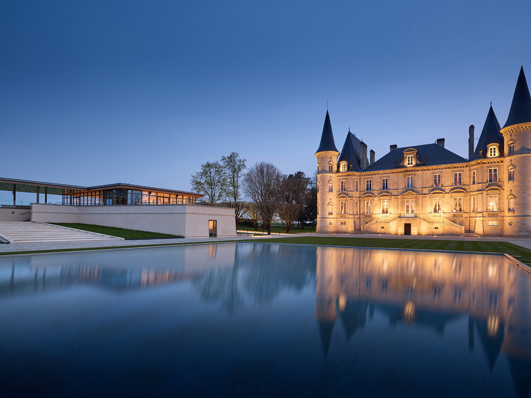 Château Pichon-Baron präsentiert sich in vollem Glanz, der moderne Degustationspavillon  fügt sich prächtig ins Gesamtbild.