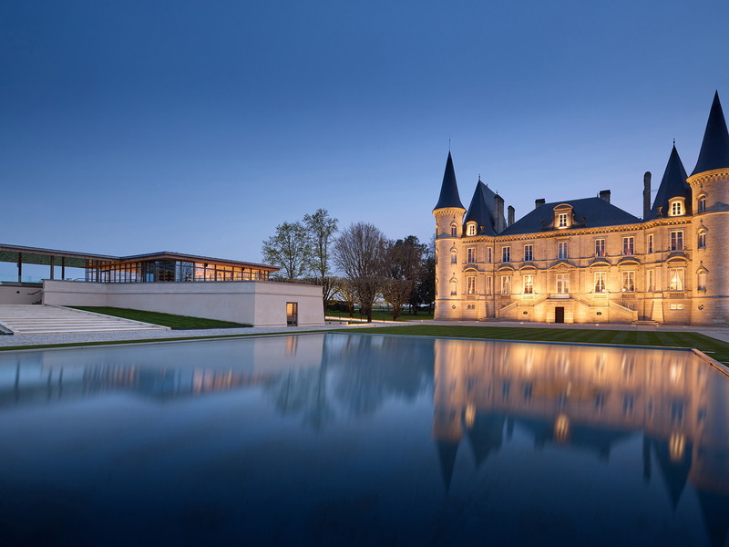 Château Pichon-Baron präsentiert sich in vollem Glanz, der moderne Degustationspavillon  fügt sich prächtig ins Gesamtbild.
