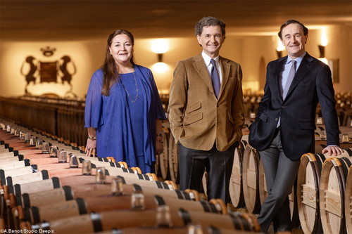 Drei Geschwister teilen sich heute Mouton-Rothschild: Camille Sereys, Philippe Sereys und Julien de Beaumarchais, alle de Rothschild.