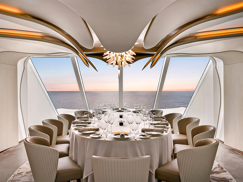 Was aussieht wie der Speisesaal eines Superschurken in einem James-Bond-Film, ist ein Private-Dining-Room an Bord eines Schiffs der amerikanischen Oceania Cruises. High-Class-Kulinarik an Bord wird von immer mehr Reedereien als spielentscheidend angesehen.