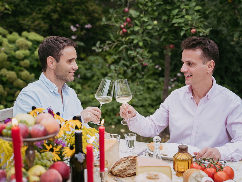 Matthias Lobner und Dr. Gerald Wunderer auf ihrem malerischen Weingut.