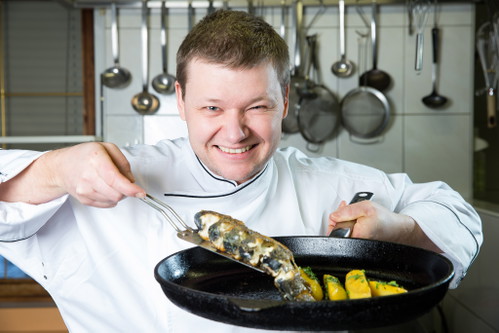 Küchenchef und Patron Erich Tösch sorgt im »Forellenhof Joglland« nicht nur mit einer köstlichen Fisch-Speisekarte für Hochgenuss und Abwechslung, sondern kümmert sich auch um die eigene Fischzucht.