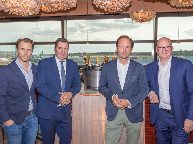 (v.l.n.r.): Thomas Figlmüller, Harald Prochazka, Geschäftsführer Figlmüller Group, Hans Figlmüller, Julian Jäger, Vorstand der Flughafen Wien AG.