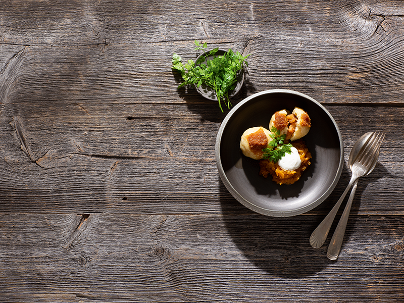 Grammelknödel mit Kürbiskraut als Beilage.