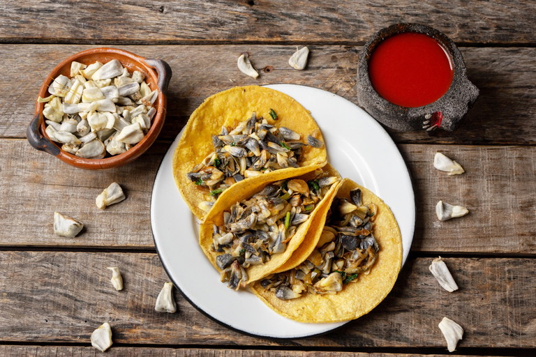 Traditioneller mexikanischer Taco mit Huitlacoche.
