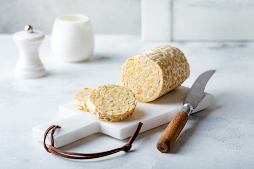 Rohes Tempeh, fermentiert aus Sojabohnen.