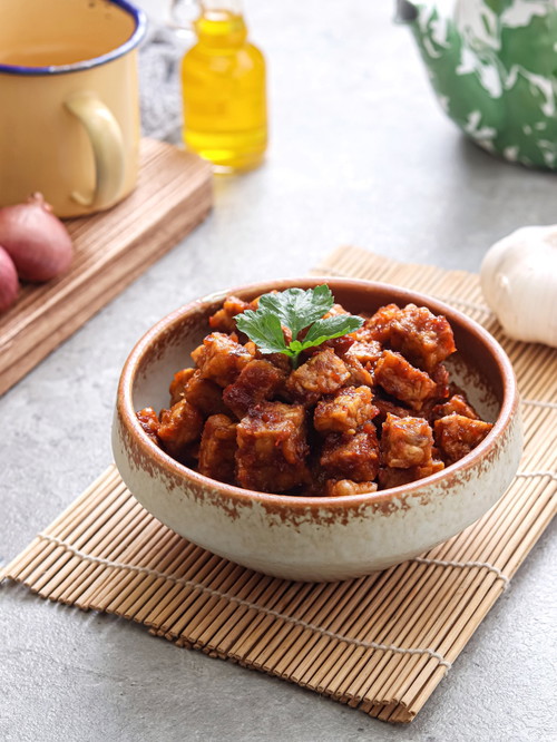 Tempeh Kecap, ein indonesisches Gericht mit Tempeh, Erdnüssen und Sojasauce.