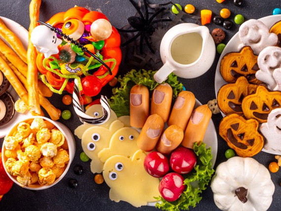 Zu Halloween sollten auch außergewöhnliche Snacks und Süßigkeiten auf dem Programm stehen.
