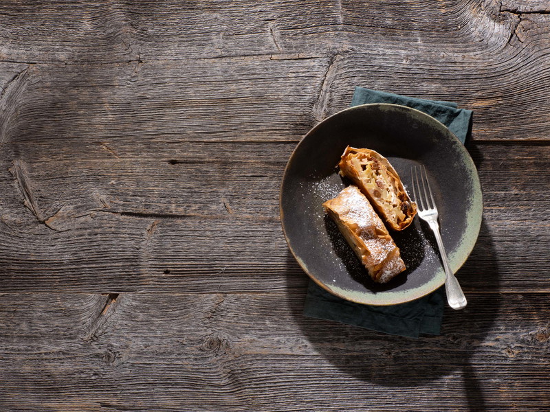 Apfelstrudel mit Rosinen und Zimt.