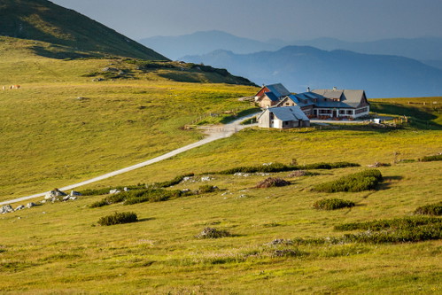 Die Aussicht auf  die Lurgbauerhütte auf der Schneealm muss man sich verdienen: Sie ist nur zu Fuß oder mit dem Mountainbike erreichbar.