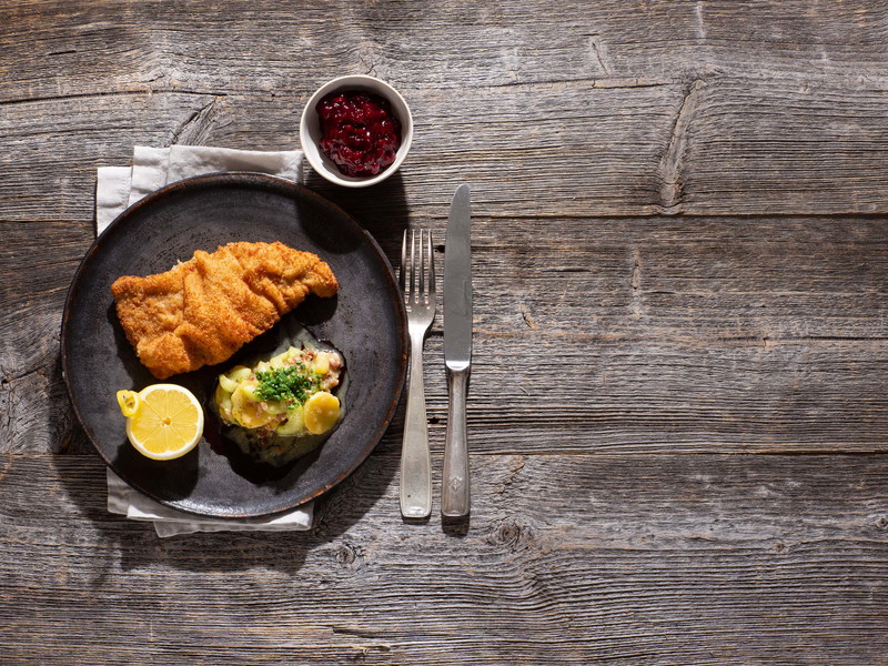 Wiener schnitzel con insalata di patate e cetrioli della Stiria.