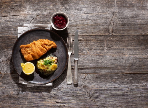 Wiener Schnitzel mit steirischem Erdäpfel-Gurken-Salat.