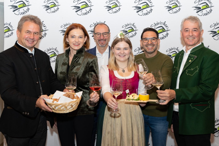 Bild: v.l.: Ök.-Rat. Franz Titschenbacher/Präsident der Landwirtschaftskammer Steiermark, Landesrätin Simone Schmiedtbauer, Michael Gradischnig/Leiter Werbung, Steiermärkische Sparkasse, Sophie Friedrich/Weinkönigin, Stefan Potzinger/Obmann Wein Steiermark; Werner Luttenberger/GF der Wein Steiermark
