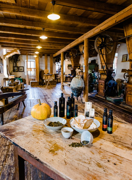 Schon der Verkaufsladen ist ein echtes Erlebnis. Einen Stock oberhalb befindet sich Thomas Hartliebs kleines Kernölmuseum.