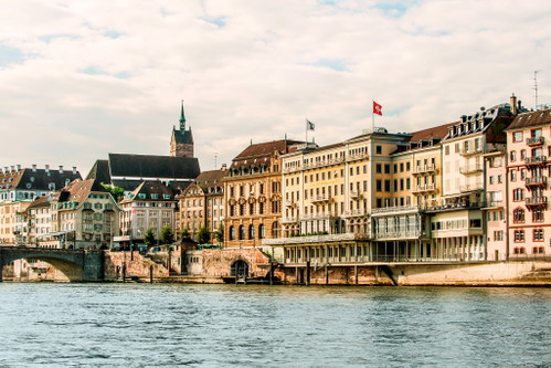 Direkt am Rheinufer liegt das historische Hotel «Les Trois Rois».