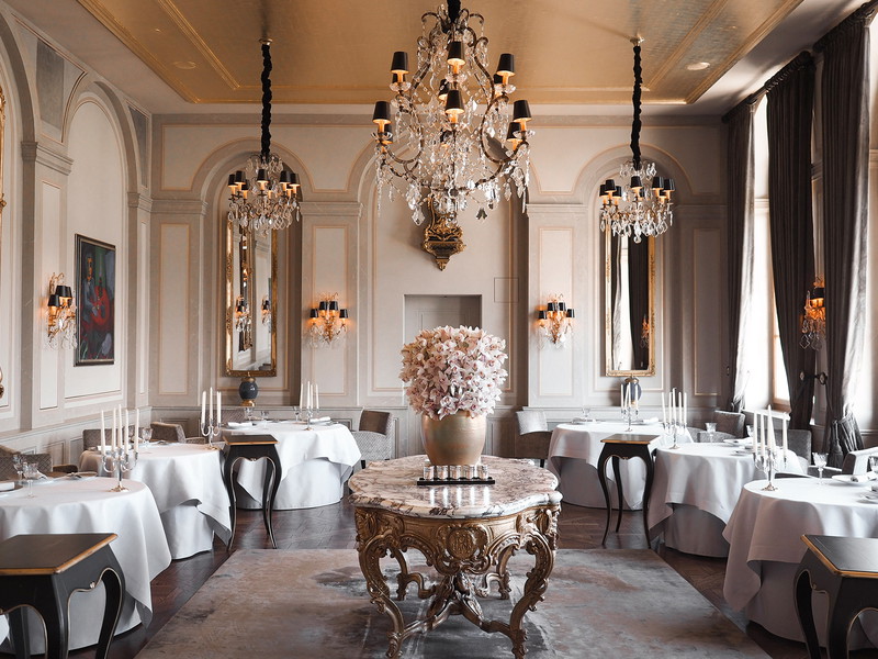 Die nostalgische Einrichtung des  »Cheval Blanc« entführt den Gast in die Belle Époque. Hier erwartet ihn ein besonderes Fine-Dining Erlebnis.
